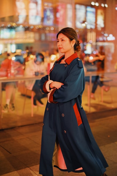 身穿蓝红色校服的妇女站着